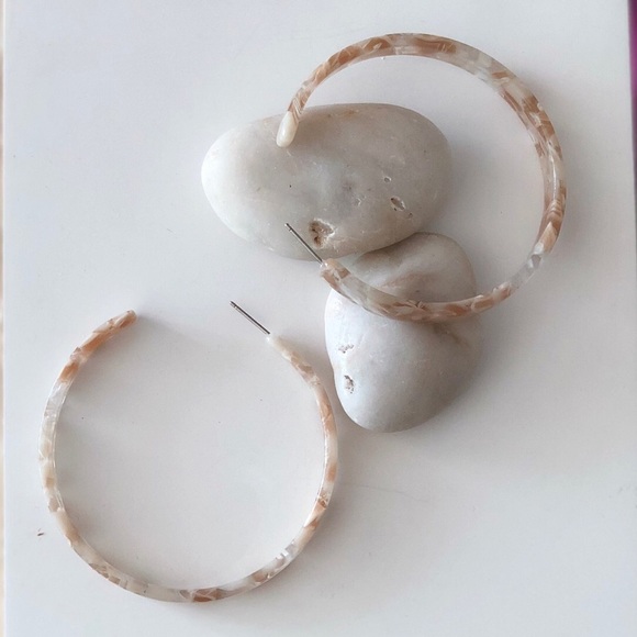 LAST 1! RAMONA RESIN HOOP EARRINGS - Picture 3 of 4